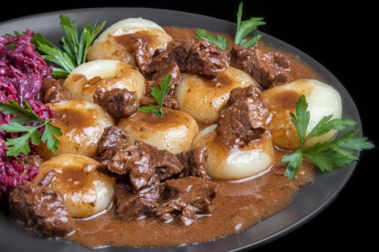 Zdjęcie Jakie sałatki do klusek śląskich z sosem naprawdę zachwycają?