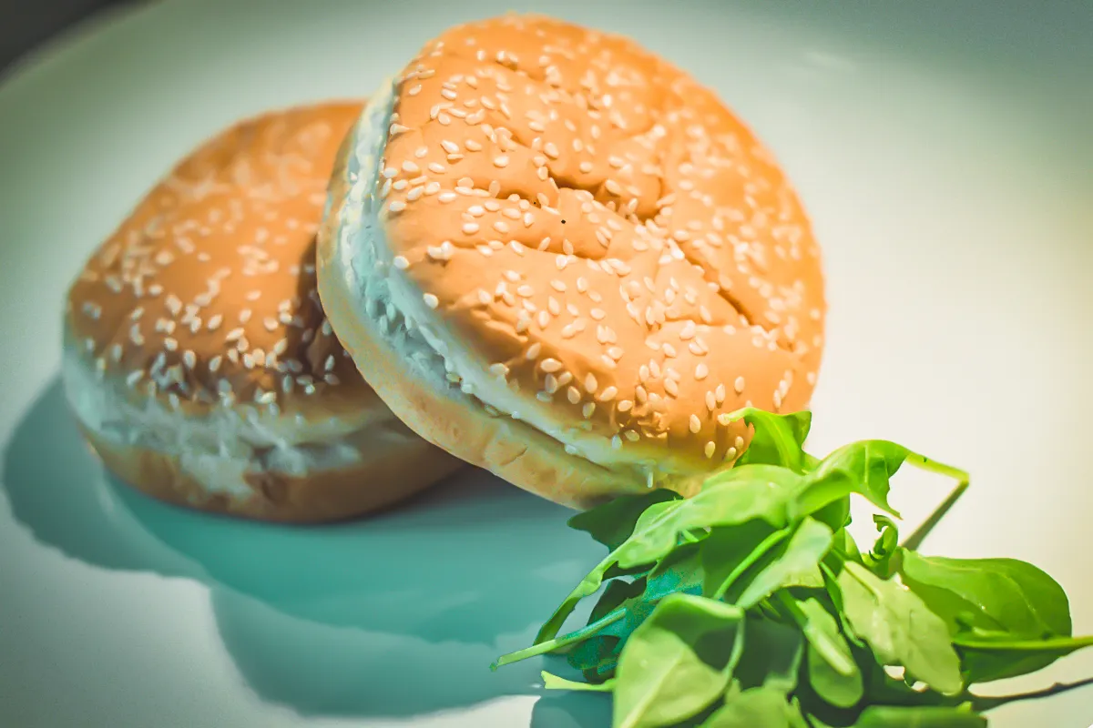 Zdjęcie Jak szybko i smacznie przyrządzić gotowe hamburgery z Biedronki