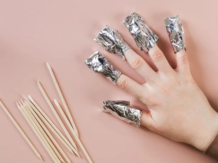 Zdjęcie Jak samemu zdjąć manicure hybrydowy? Bezpieczne metody i porady na pewno zadziałają!