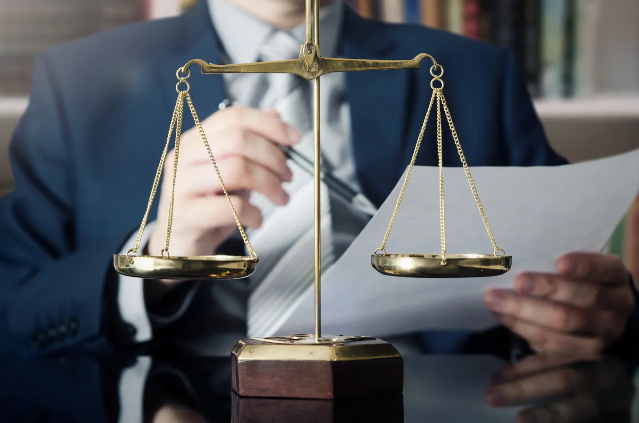 Zdjęcie Co może zabrać komornik z mieszkania rodziców? Sprawdź, co grozi