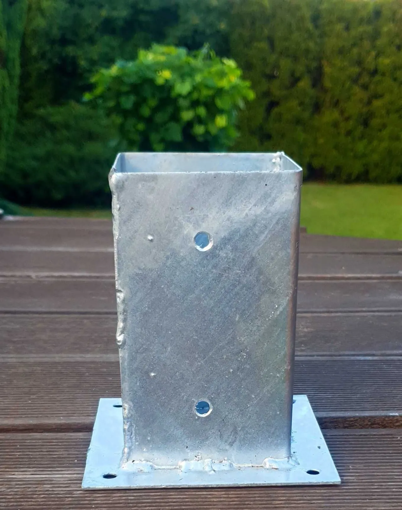 Zdjęcie Kotwy do ziemi 100x100 mm – zastosowanie, zalety i porady montażowe