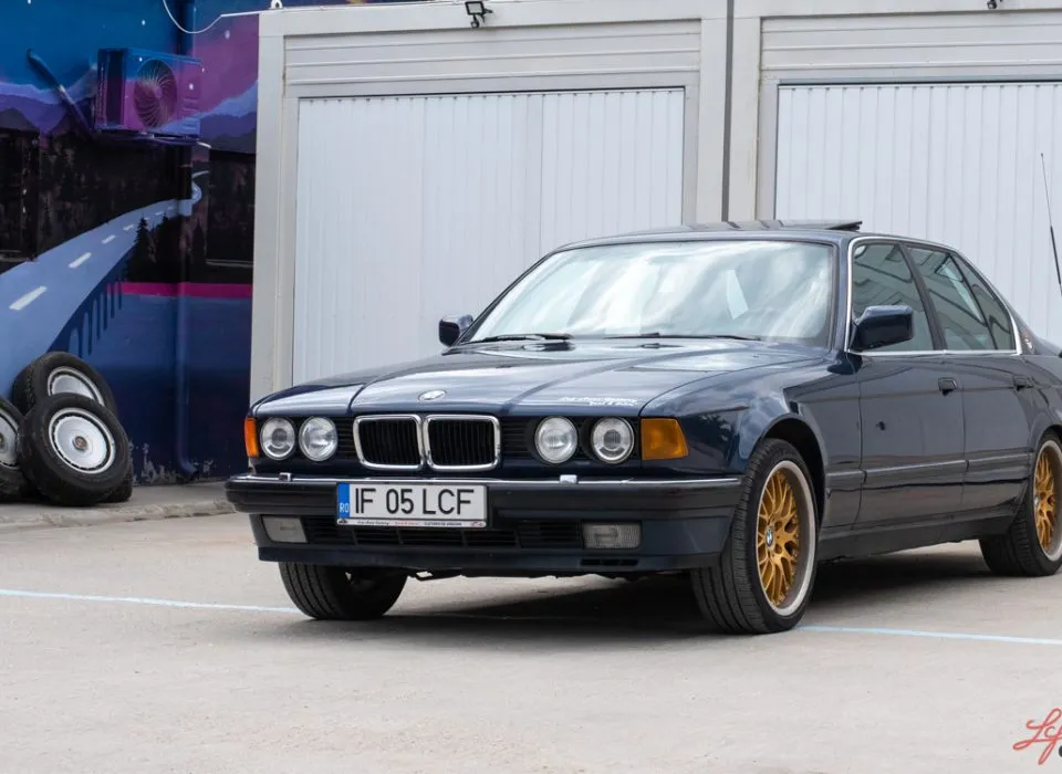 Zdjęcie BMW E32 750i: Legendarny V12 w Luksusowym Wydaniu - Fakty