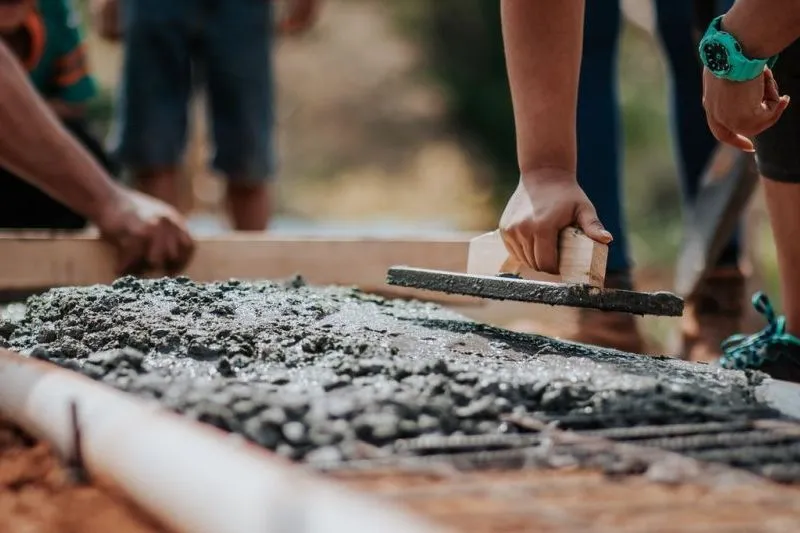 Zdjęcie Jak długo wiąże beton b25? Sprawdź czas i czynniki wpływające na wytrzymałość