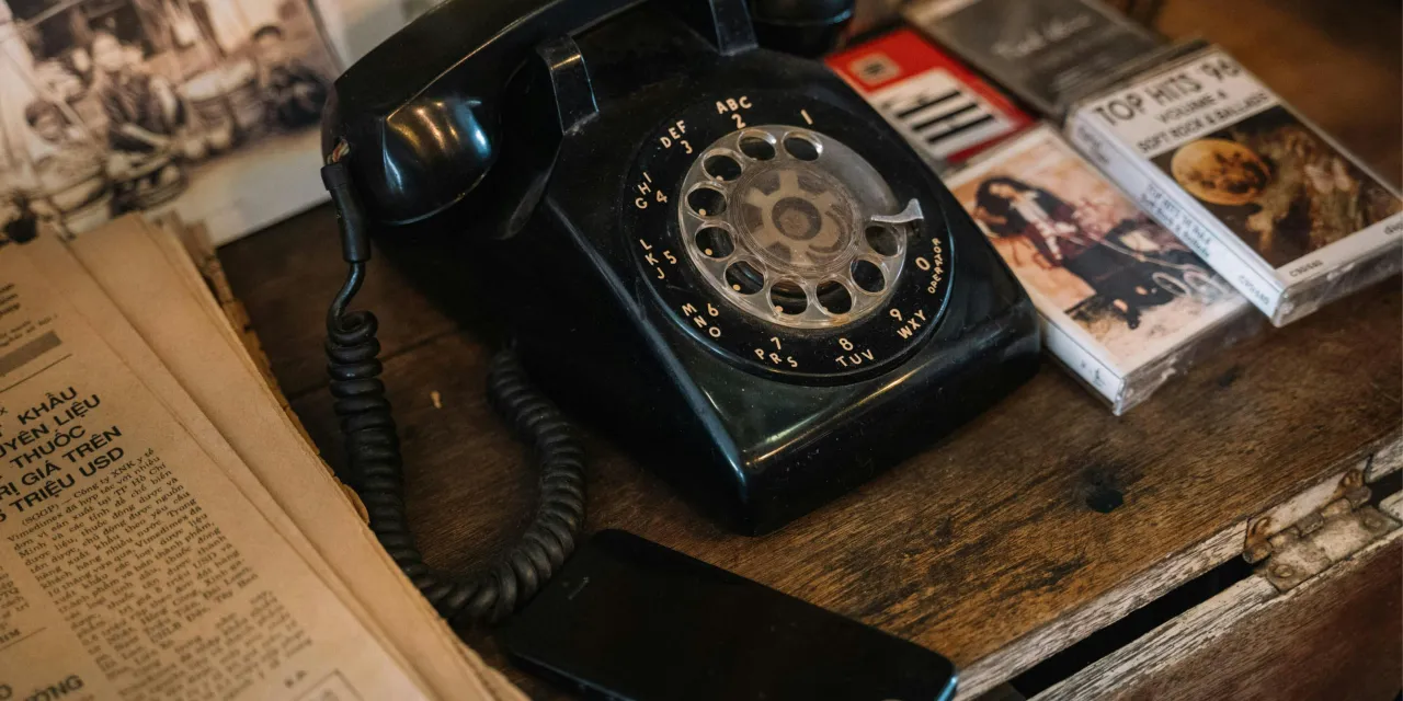Zdjęcie Kiedy powstał pierwszy telefon? Zaskakujące fakty o jego historii