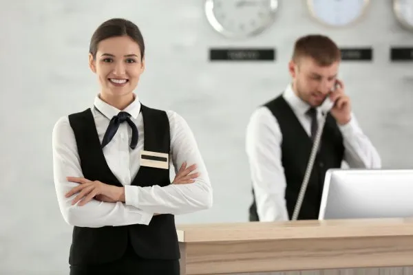 Zdjęcie Kto pracuje w hotelu? Poznaj kluczowe role i ich obowiązki