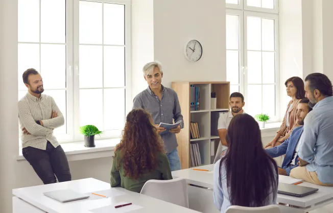 Zdjęcie Ile wynosi etat pedagoga szkolnego w różnych typach placówek?