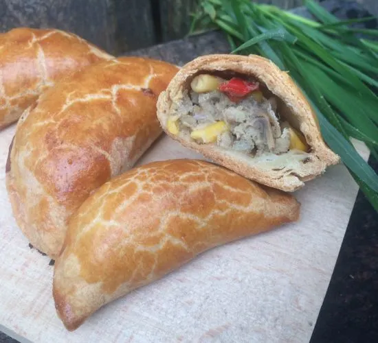 Zdjęcie Pierogi pieczone z różnym nadzieniem: mięsnym, serowym, warzywnym