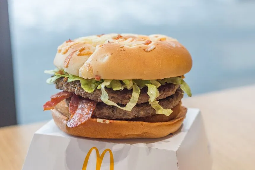 Zdjęcie Ile kcal ma burger? Zaskakujące różnice w kaloryczności burgerów