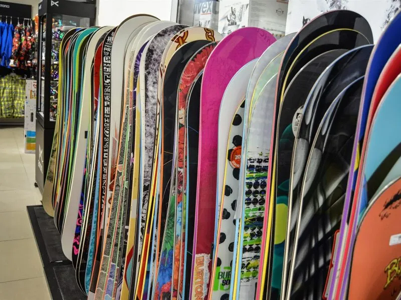 Zdjęcie Ile kosztuje snowboard? Przewodnik po cenach nowego i używanego sprzętu