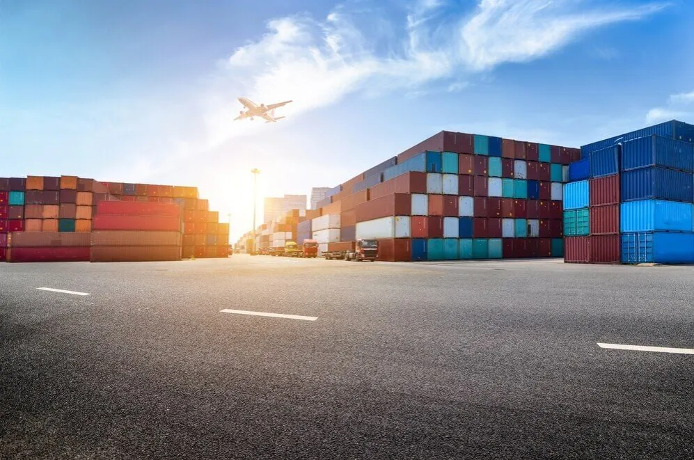 Zdjęcie Czym się różni logistyk od spedytora? Kluczowe różnice i zadania