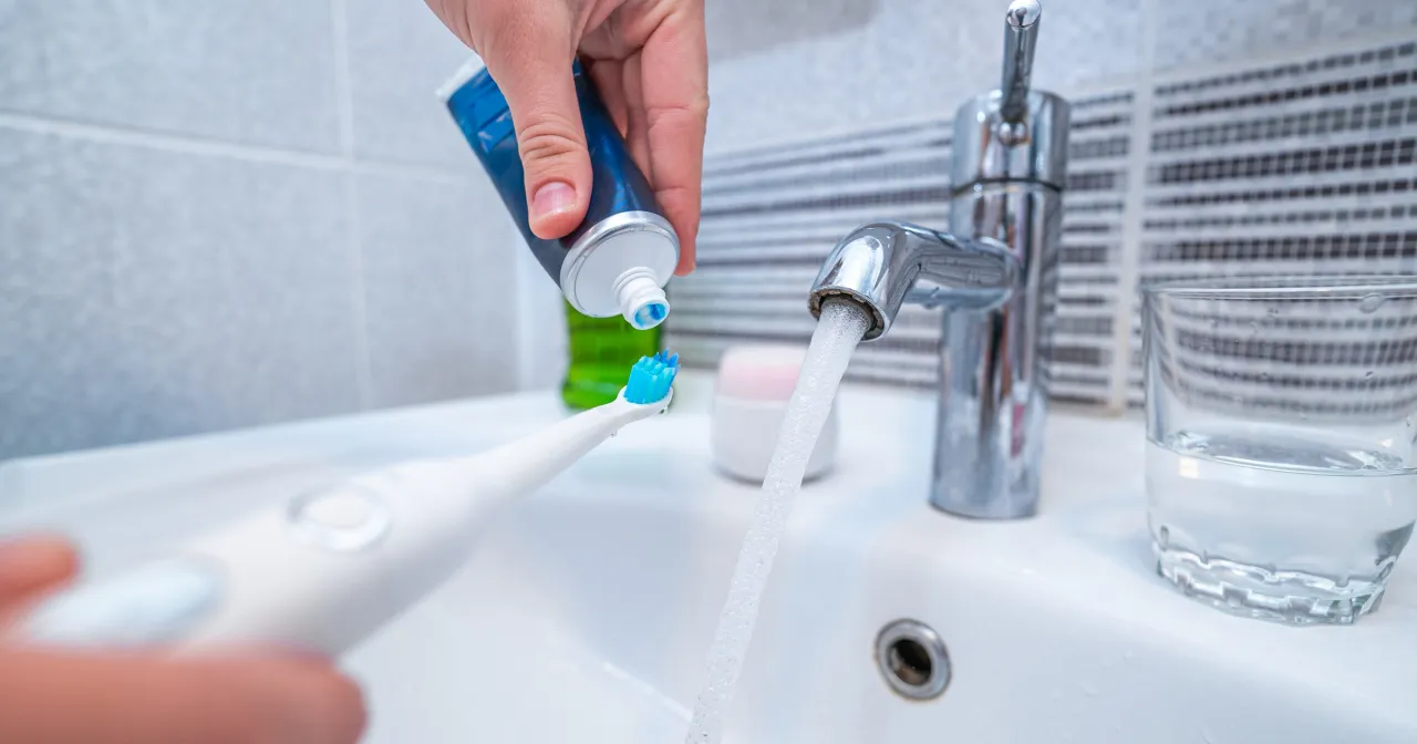 Zdjęcie Jak prawidłowo myć zęby szczoteczką soniczną, aby uniknąć problemów z dziąsłami