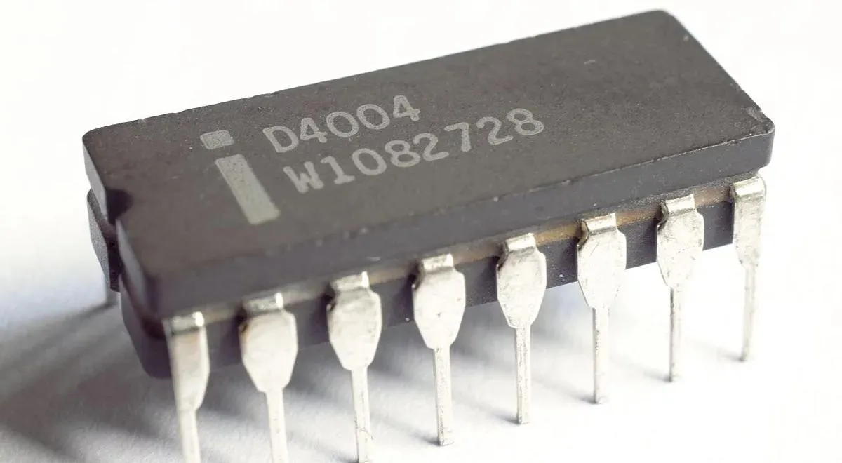 Zdjęcie W którym roku zaprezentowany został pierwszy mikroprocesor? Oto odpowiedź!