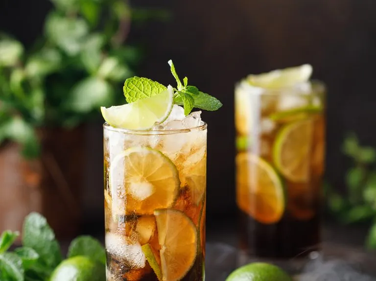 Zdjęcie Najlepsze drinki z ciemnego rumu, które zaskoczą Twoich gości