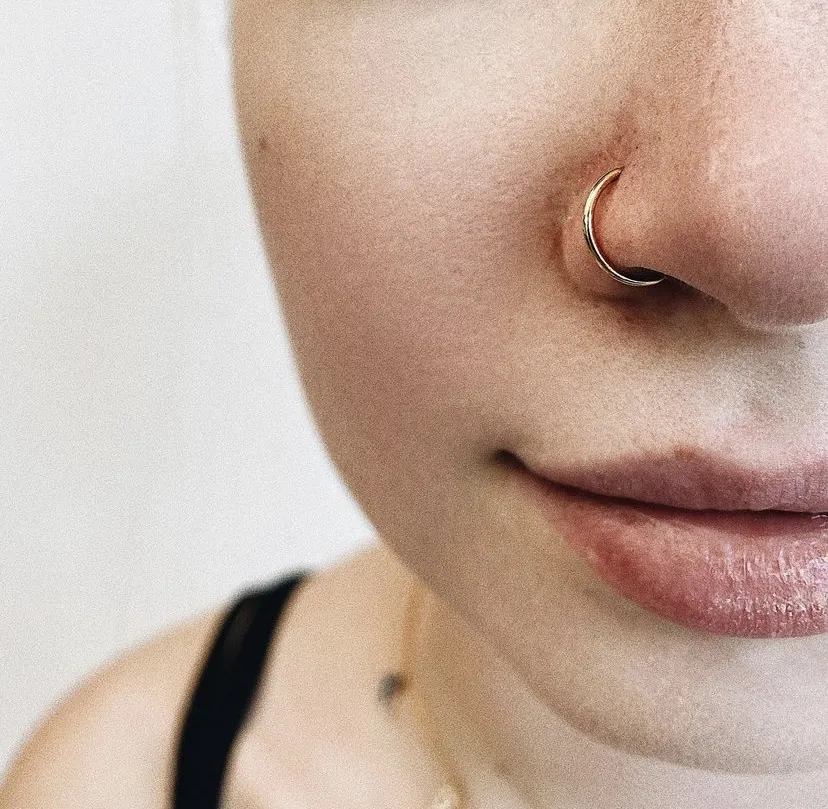 Zdjęcie Jak dbać o kolczyk w nosie, aby uniknąć infekcji i bólu