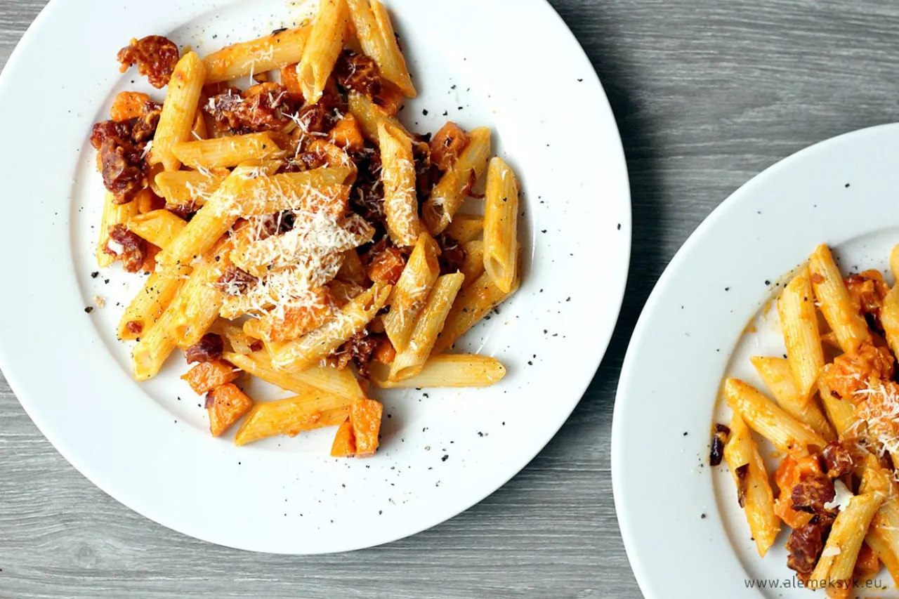 Zdjęcie Prosty przepis na penne z chorizo – szybkie danie obiadowe w 30 minut