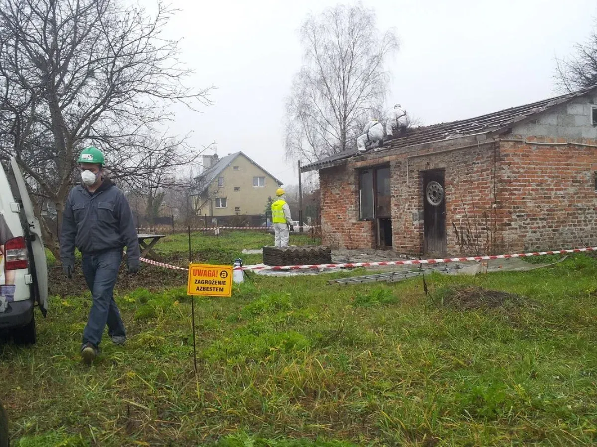 Zdjęcie Co zrobić z eternitem zdjętym z dachu, aby uniknąć kar i zagrożeń?