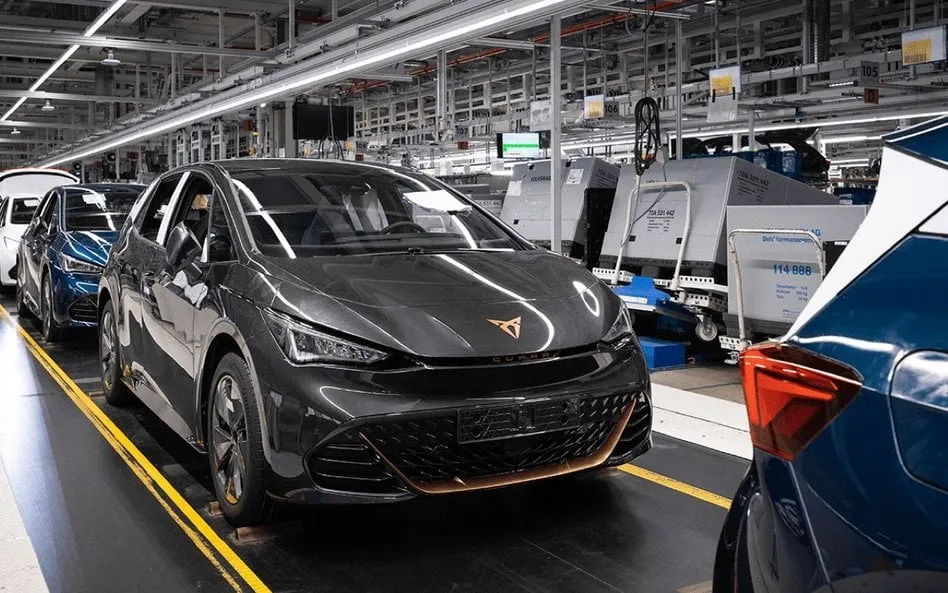 Zdjęcie Volkswagen zmienia strategię – czy zmniejsza produkcję samochodów elektrycznych?