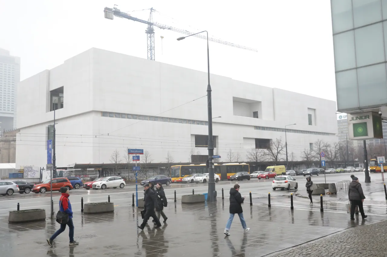 Zdjęcie Muzeum sztuki nowoczesnej plac Defilad – co warto wiedzieć?