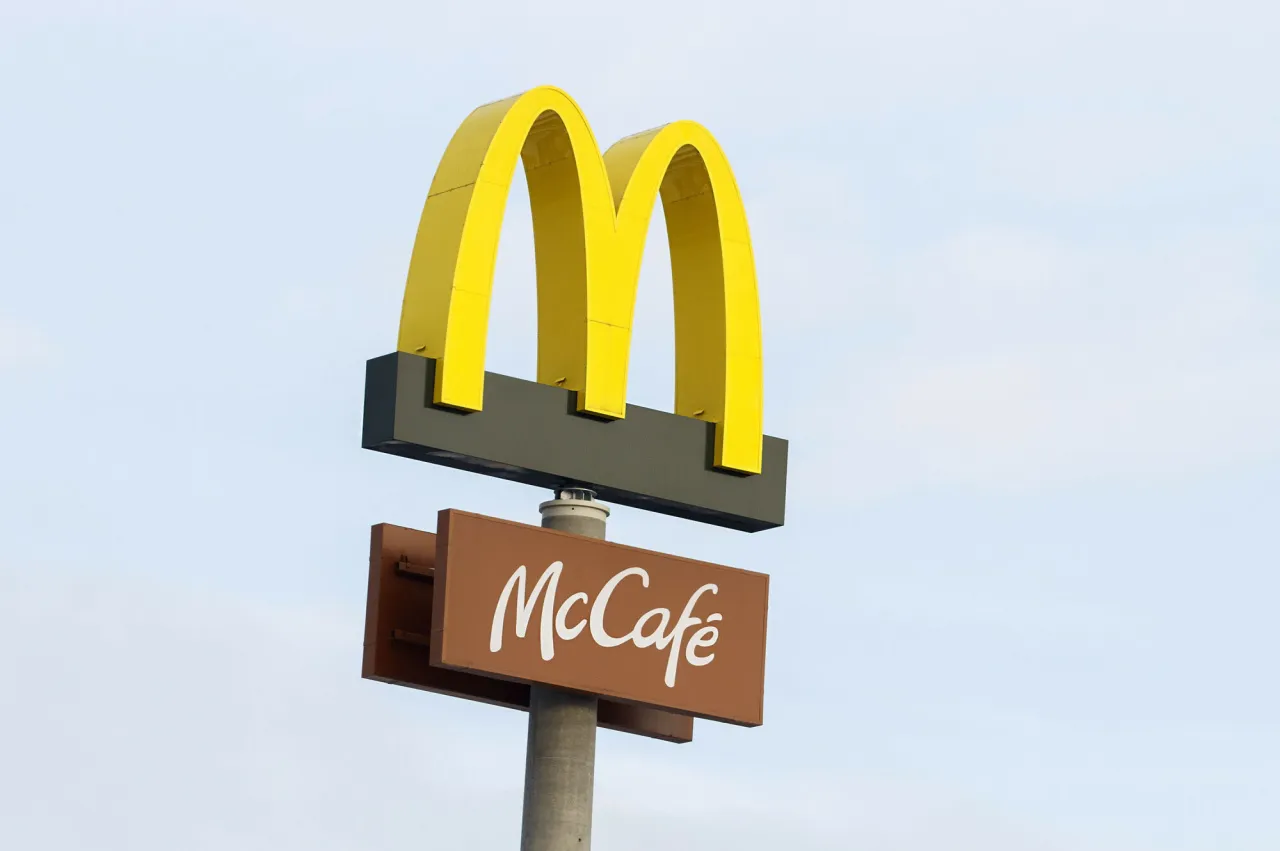 Zdjęcie Ile zarabia pracownik McDonald&#039;s w Szwajcarii? Zaskakujące fakty o pensjach