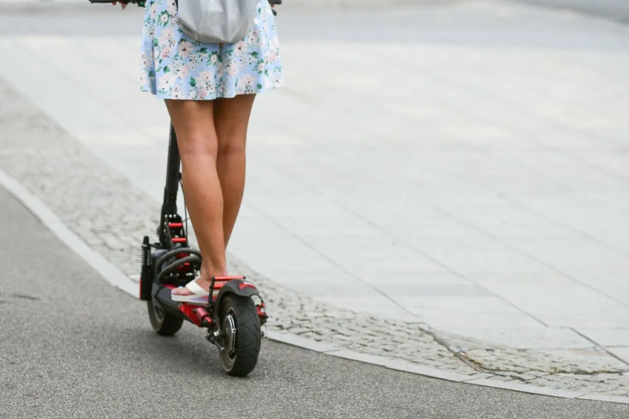Zdjęcie Hulajnoga po chodniku czy ulicy: uniknij niebezpieczeństw i kar
