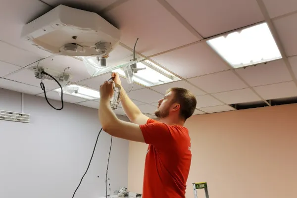 Zdjęcie Jak zamontować żyrandol do płyty gipsowej - uniknij najczęstszych błędów