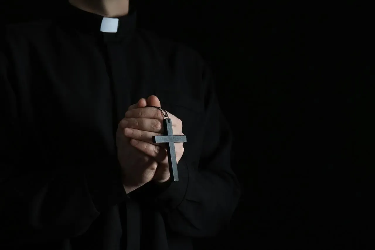 Zdjęcie Co to znaczy jak się śni ksiądz? Odkryj ukryte znaczenia snu