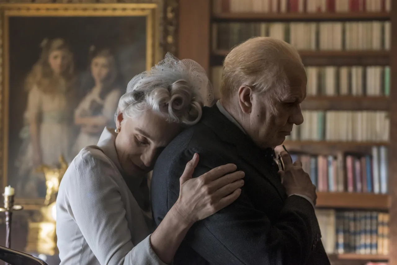 Zdjęcie Recenzja filmu Czas Mroku: Oldman jako Churchill zachwyca