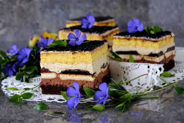 Zdjęcie Pyszne ciasto delicja czekoladowa. Prosty przepis krok po kroku, który zachwyci każdego