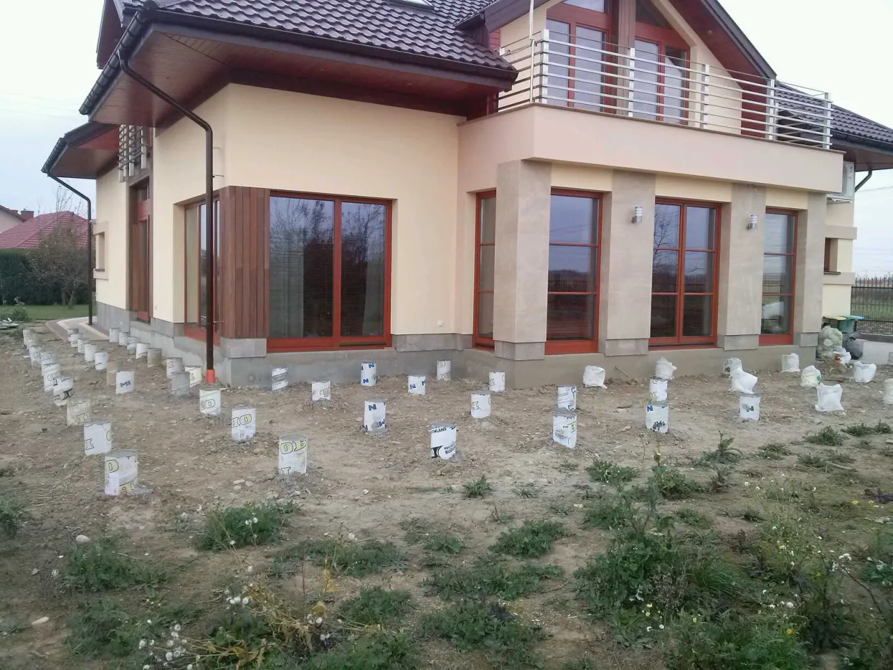 Zdjęcie Jak uniknąć błędów przy przygotowaniu podłoża pod taras drewniany – praktyczne porady