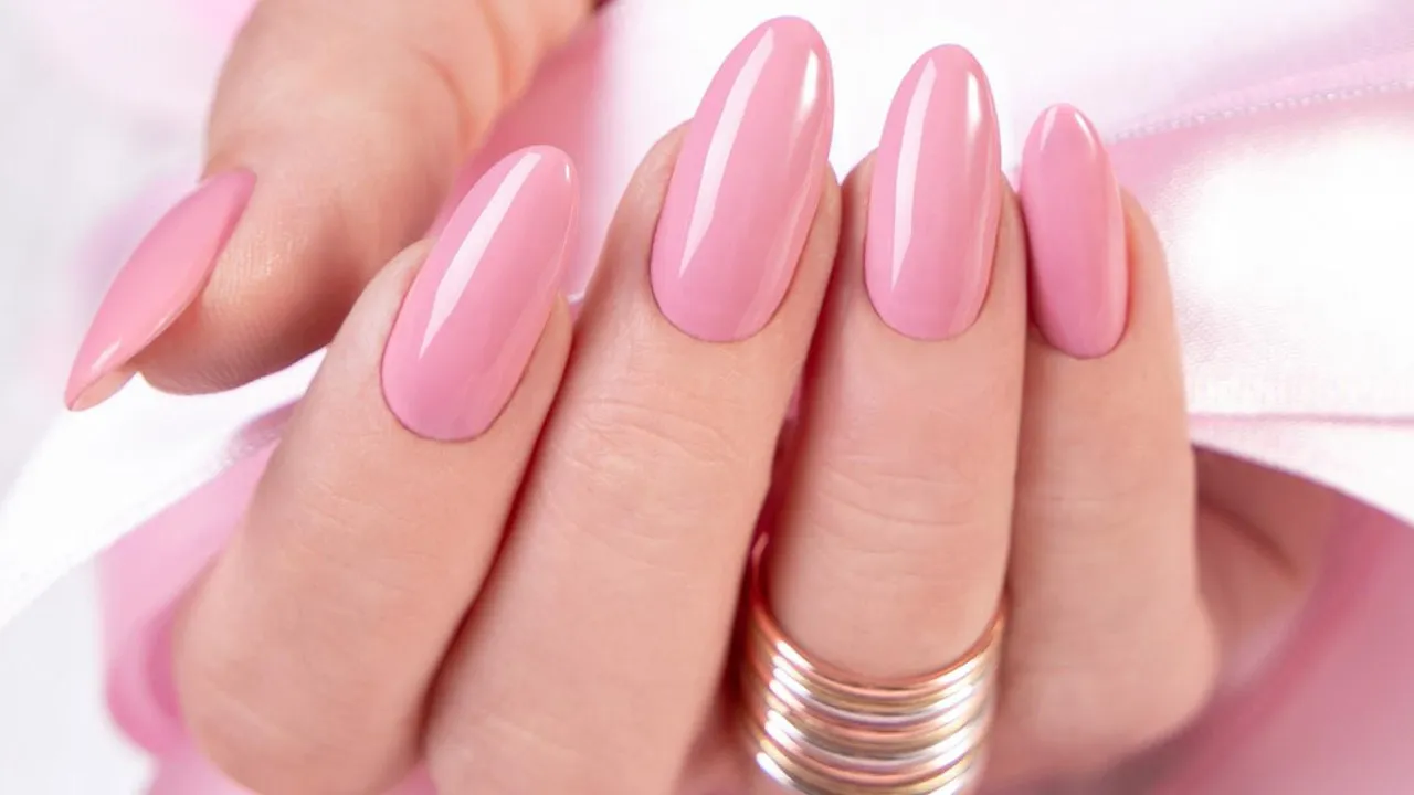 Zdjęcie Manicure hybrydowy z nadbudową – wszystko, co musisz wiedzieć o tej technice.