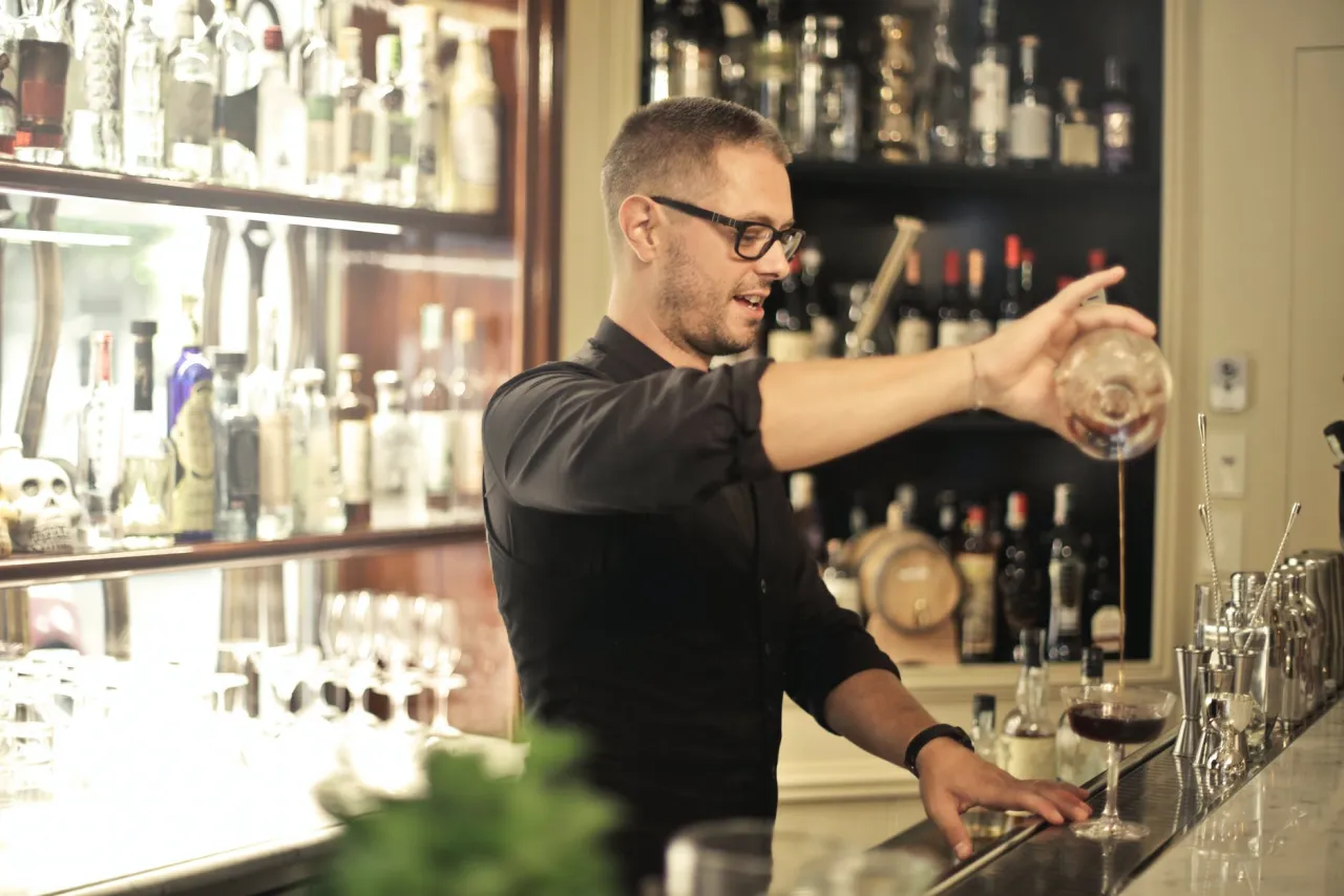 Zdjęcie Ile zarabia barman kelner? Zaskakujące różnice w wynagrodzeniach