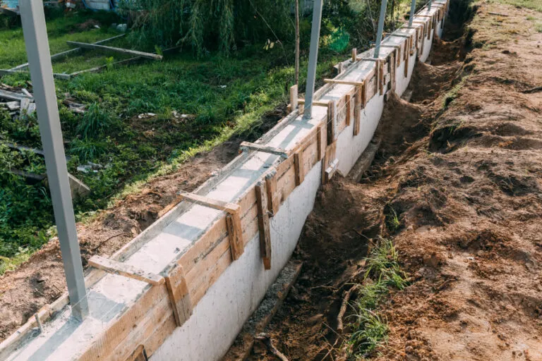 Zdjęcie Jak zrobić fundament pod ogrodzenie, aby uniknąć problemów?