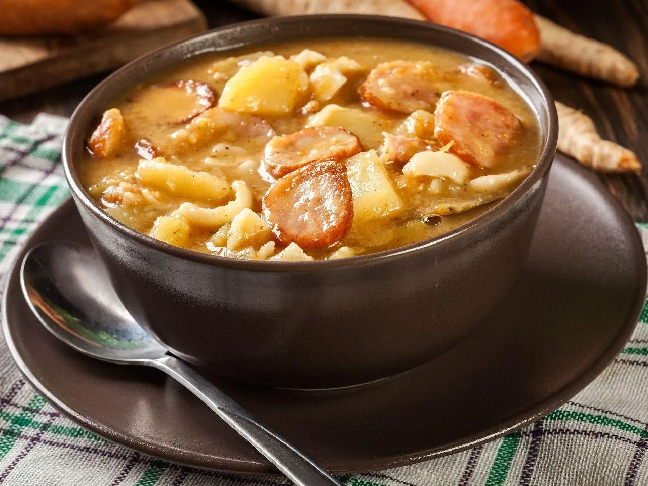 Zdjęcie Groch&oacute;wka wojskowa: przepis krok po kroku na idealną zupę!