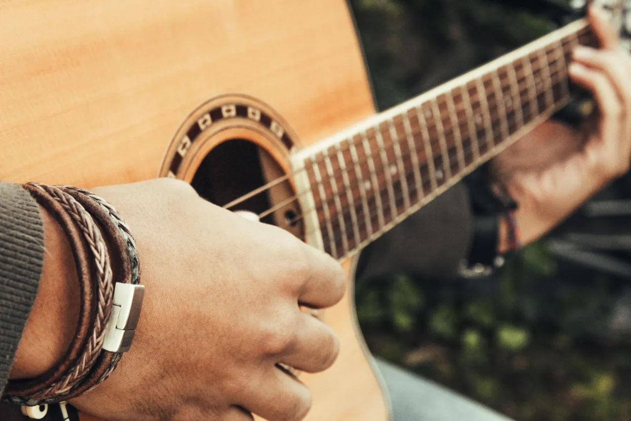 Zdjęcie Jak grać akordy na gitarze - proste triki dla początkujących