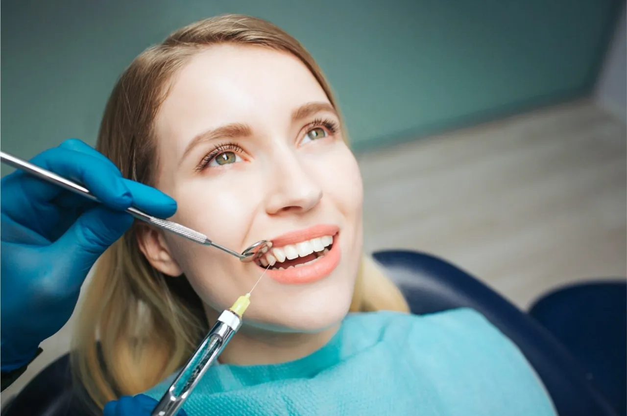 Zdjęcie Czym znieczula dentysta? Poznaj skuteczne metody znieczulenia
