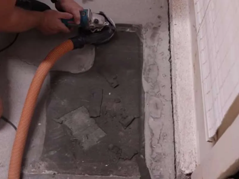 Zdjęcie Jak usunąć klej z kafelek bez ryzyka uszkodzenia powierzchni