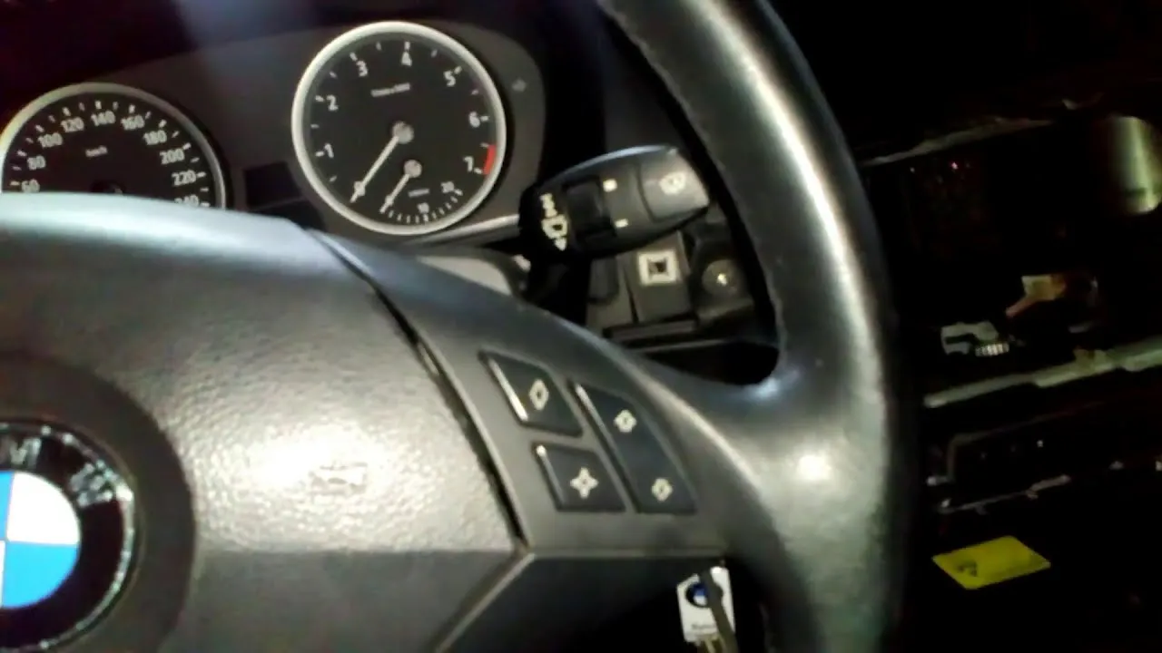 Zdjęcie Jak włączyć zestaw głośnomówiący w BMW E90 - proste kroki i porady