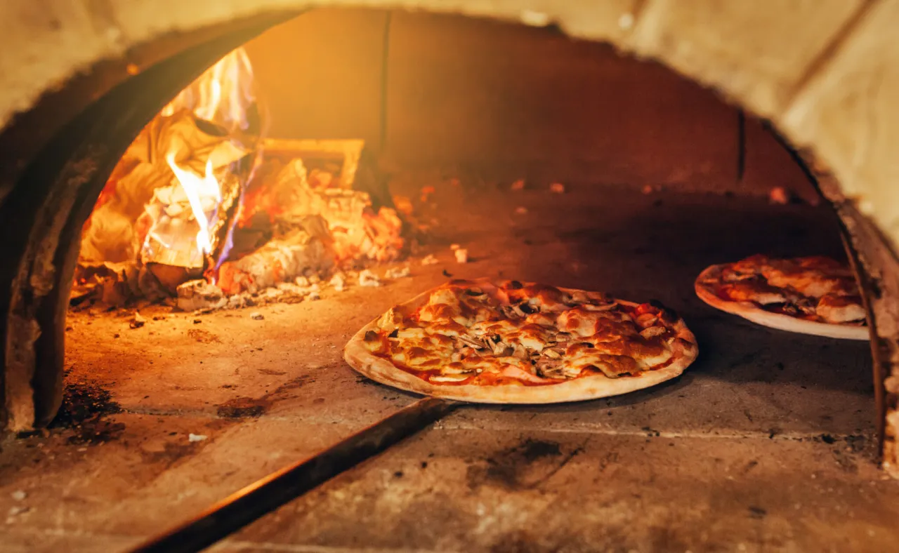 Zdjęcie Dlaczego pizza przywiera do kamienia i jak tego uniknąć?