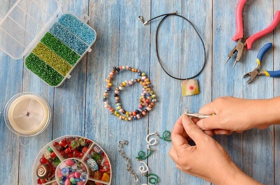 Zdjęcie Jak zrobić biżuterię z drutu - proste techniki i porady dla początkujących