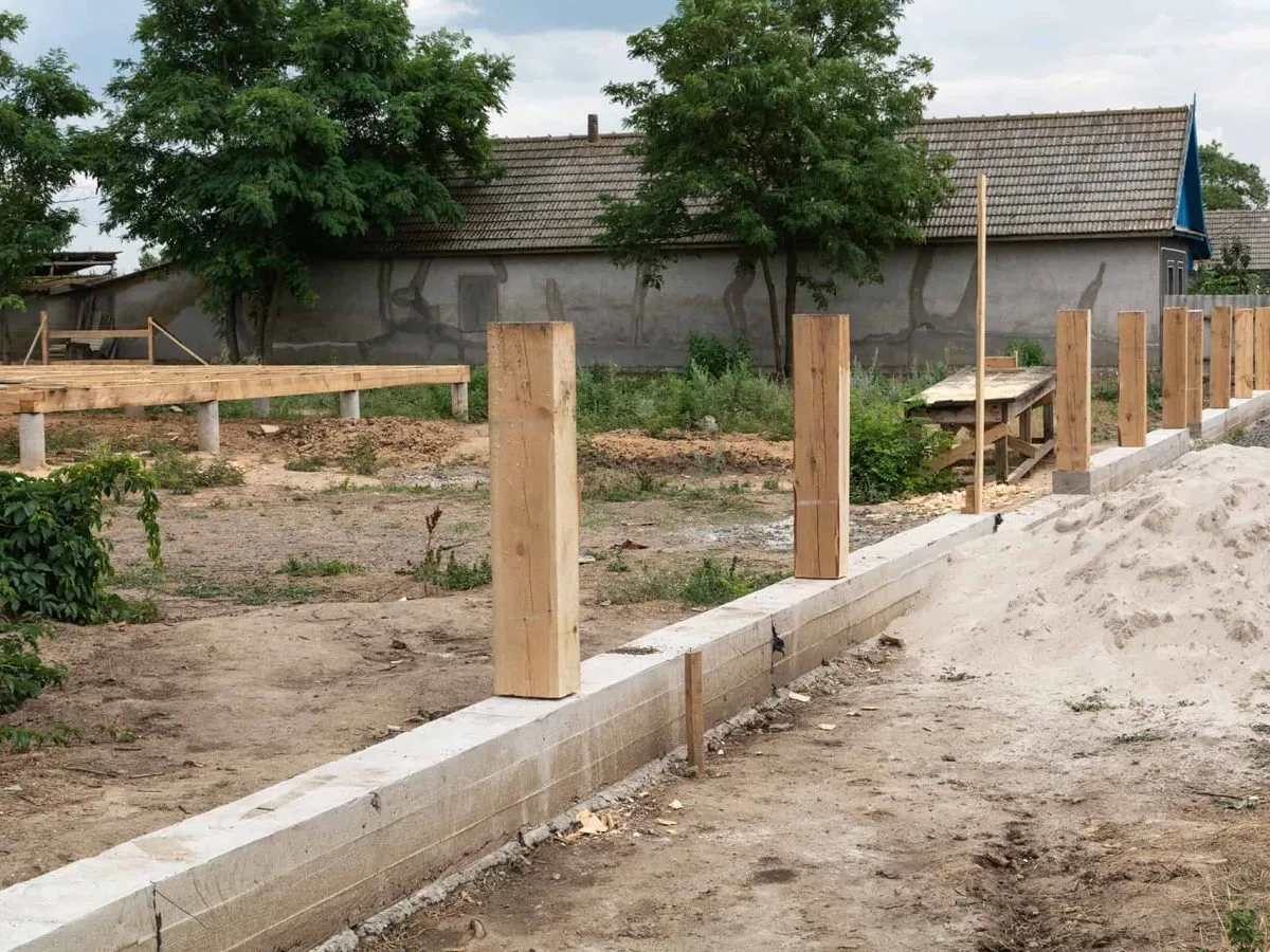 Zdjęcie Solidny fundament pod płot: Jak zrobić krok po kroku?