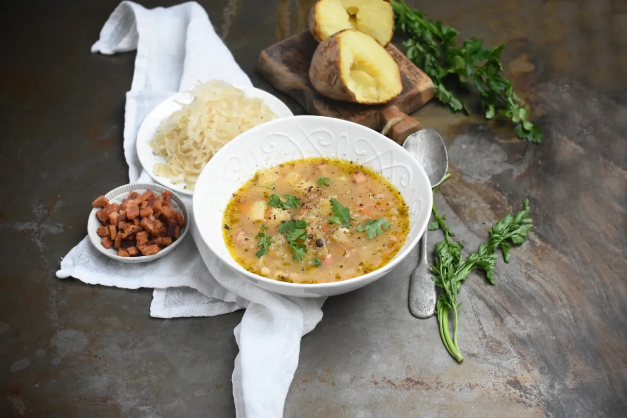 Zdjęcie Kalorie w kapuśniaku z ziemniakami. Zaskakująco niski lub wysoki wynik?