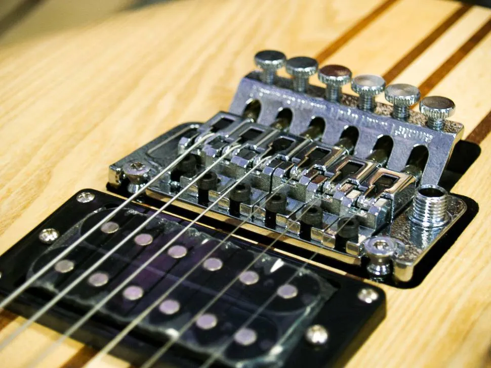 Zdjęcie Jak ustawić mostek w gitarze elektrycznej, aby uniknąć problemów z grą