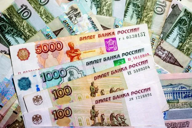 Zdjęcie Czy warto inwestować w rubla: Wszystko o ryzyku i opłacalności w 2025