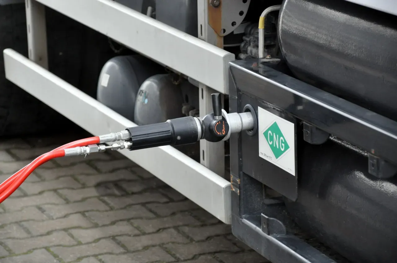 Zdjęcie Gdzie tankować gaz ziemny CNG? Sprawdź stacje w Polsce i ich godziny