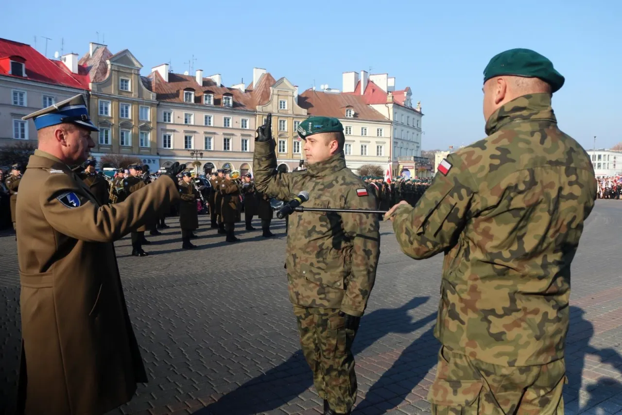 Zdjęcie Ile zarabia podporucznik? Poznaj zarobki w wojsku i perspektywy