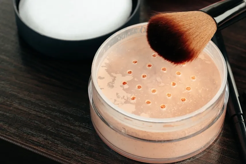 Zdjęcie Jaki puder do cery suchej? Odkryj najlepsze produkty nawilżające