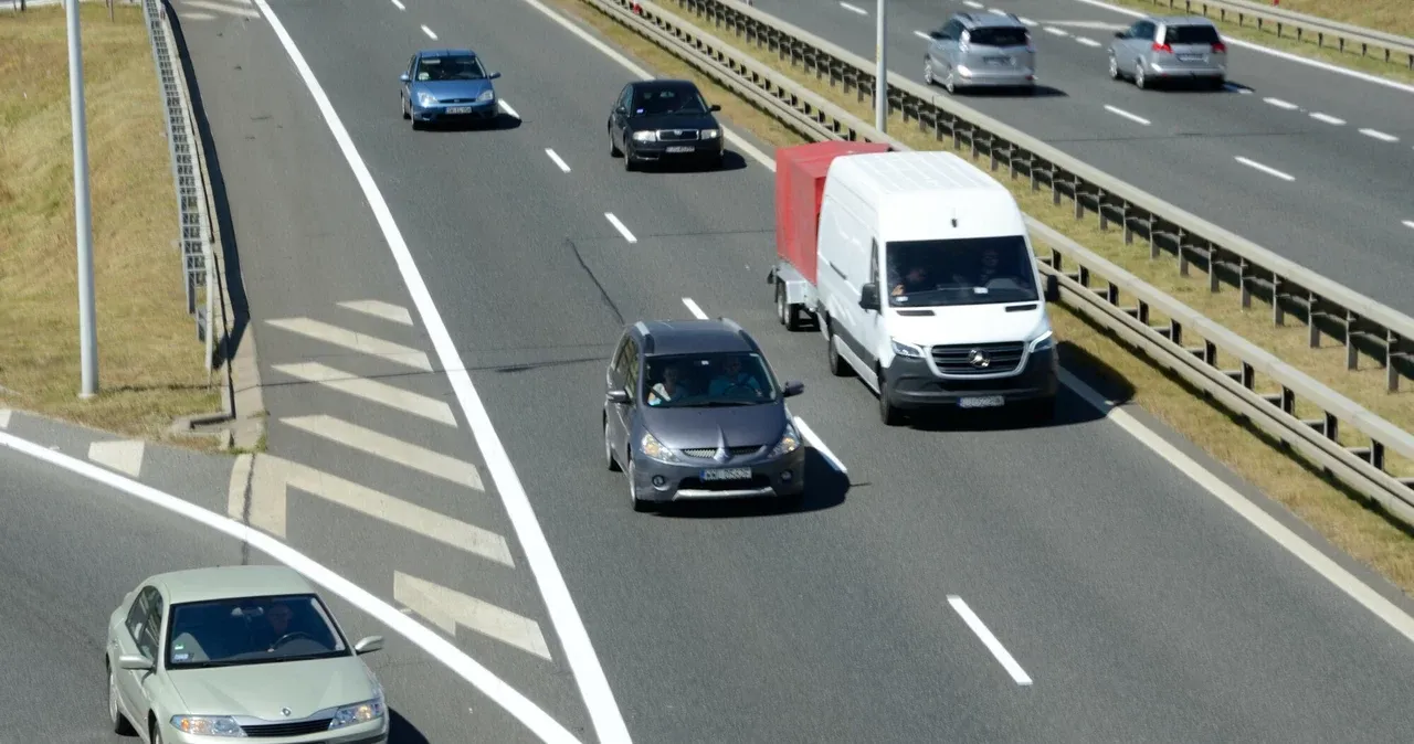 Zdjęcie Czy można wyprzedzać prawym pasem na autostradzie? Oto prawda!