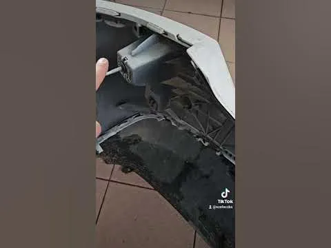 Zdjęcie Jak łatwo i bezpiecznie zdjąć zderzak w Audi A4 B5 – krok po kroku