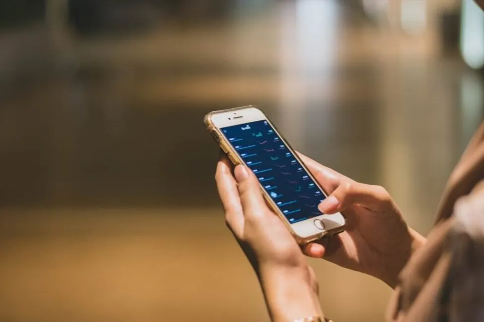Zdjęcie Jak szybko i bezpiecznie wyczyścić zaparowany aparat w telefonie – skuteczne metody