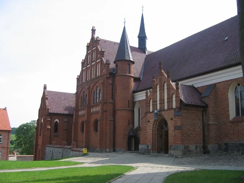 Zdjęcie Sanktuarium Matki Bożej Pompejańskiej w Polsce: miejsca kultu i ich znaczenie